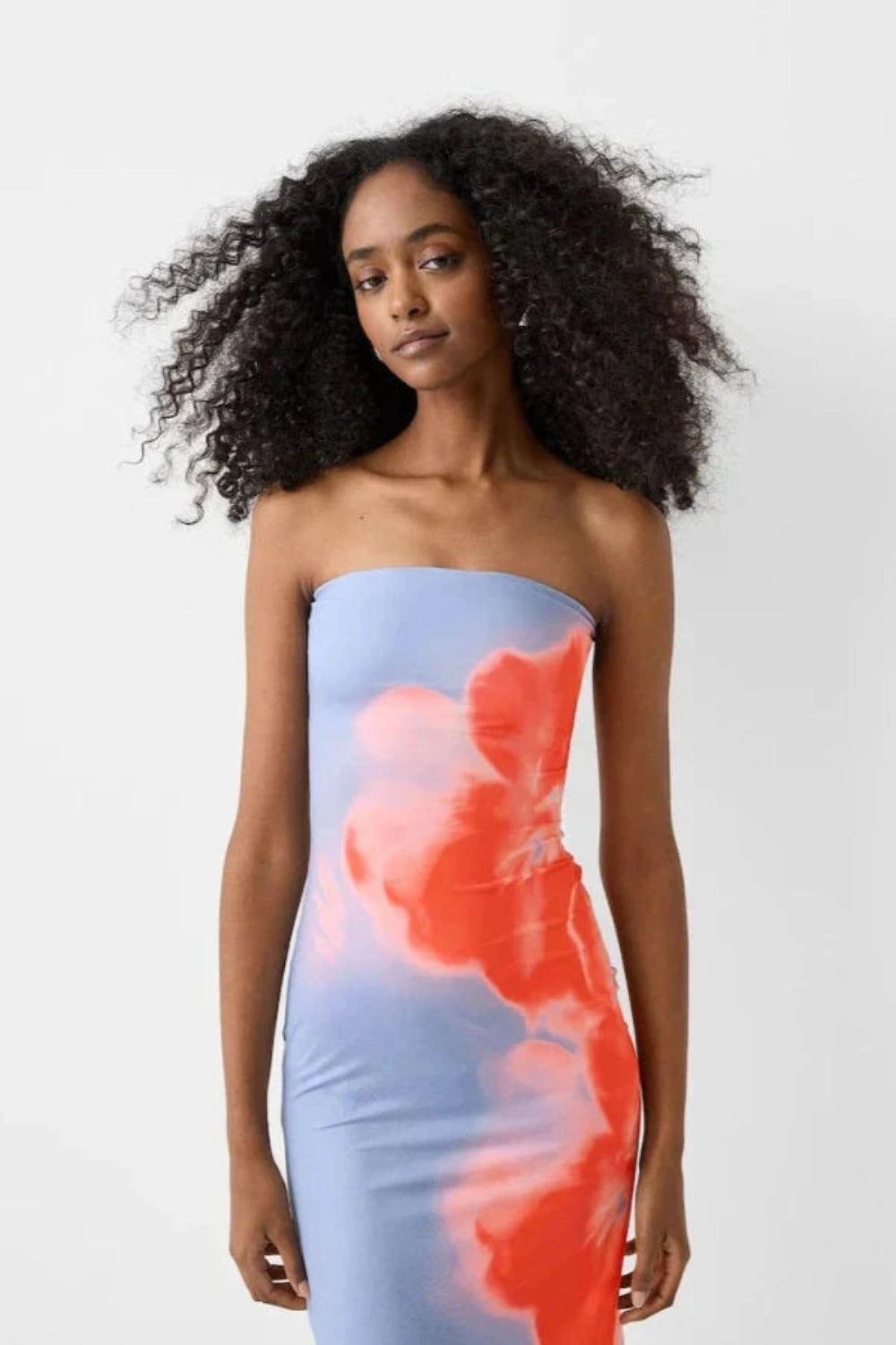 Robe longue avec décolleté bandeau élégant. 1