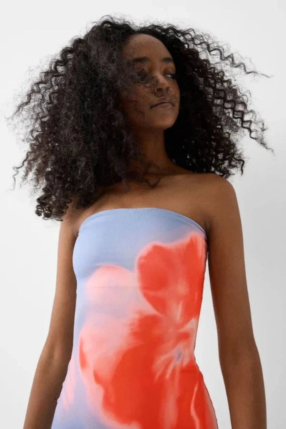 Robe longue avec décolleté bandeau élégant. 2