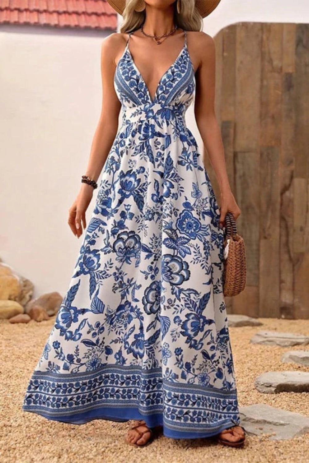 Robe longue à décolleté plongeant et dos ouvert, idéale pour une soirée élégante. - 1