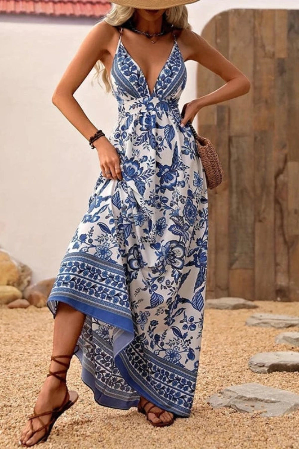 Robe longue à décolleté plongeant et dos ouvert, idéale pour une soirée élégante. - 2