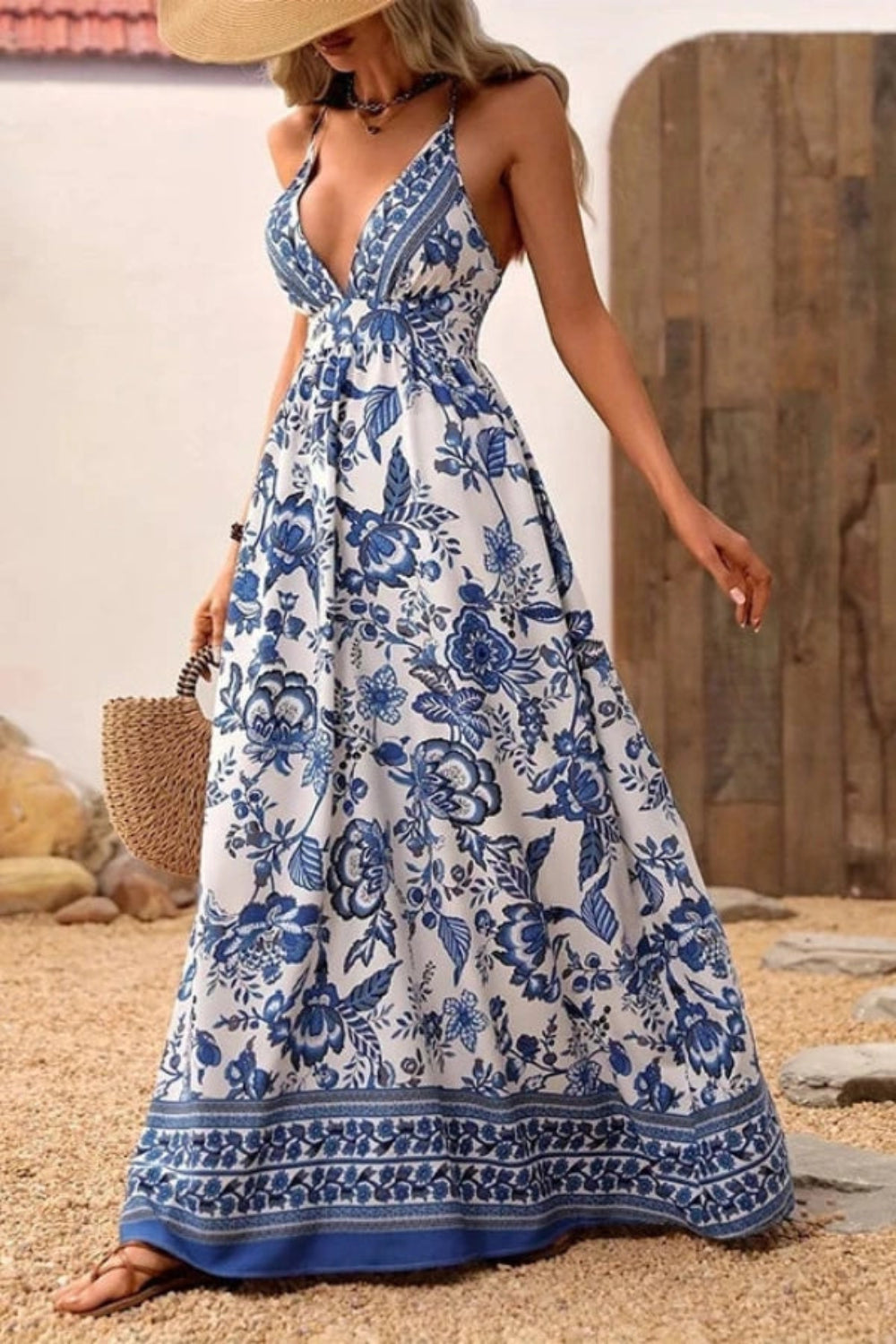 Robe longue à décolleté plongeant et dos ouvert, idéale pour une soirée élégante. - 5
