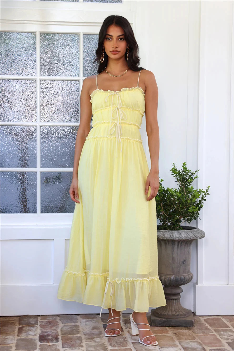 Robe longue à volants, silhouette fluide et élégante, idéale pour des occasions formelles. 0