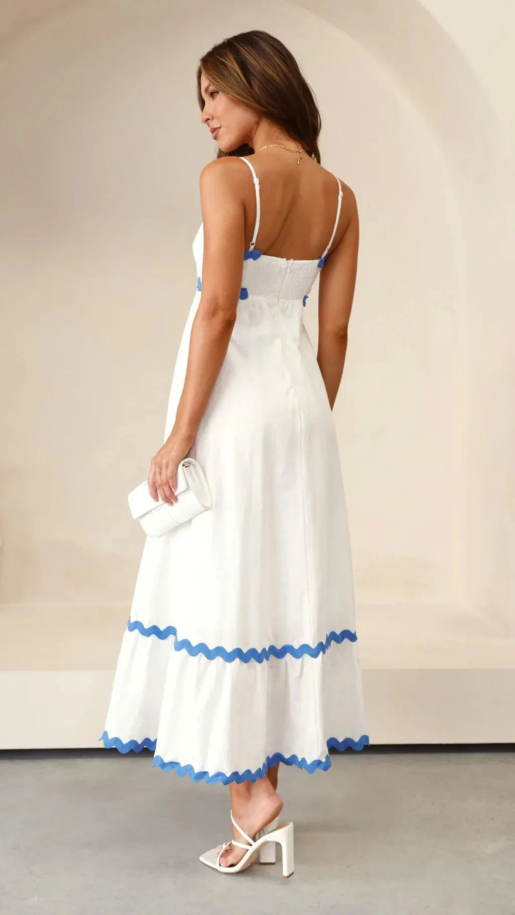 Robe longue élégante à bretelles réglables et silhouette fluide. 8