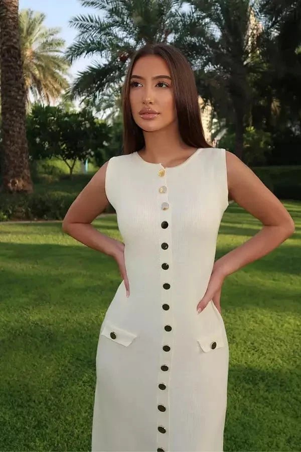 Robe longue élégante avec encolure ronde et coupe droite. 1