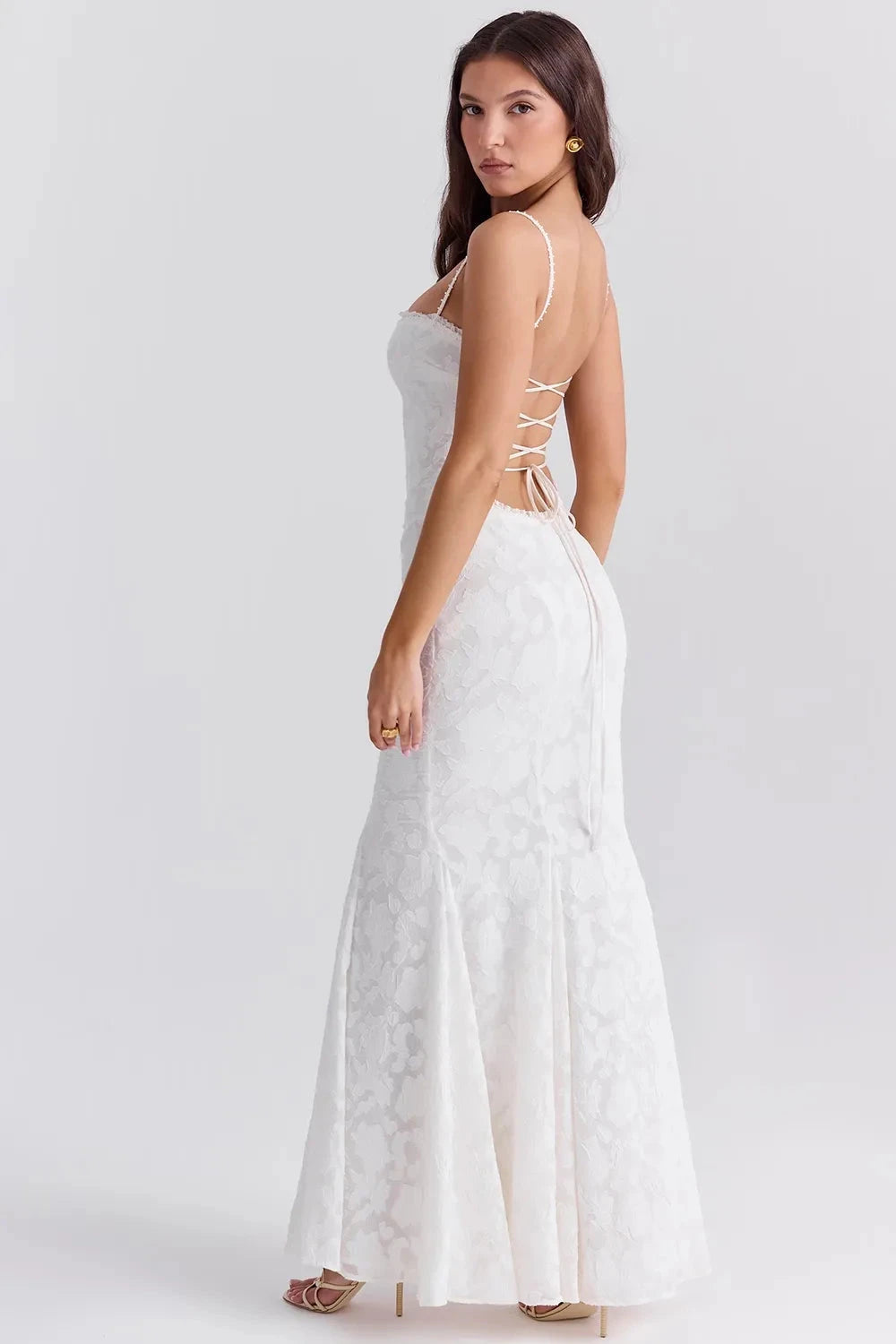 Robe longue en dentelle avec décolleté en cœur et taille cintrée. 6
