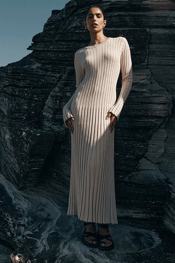 Robe longue élégante avec volants et manches longues, idéale pour les soirées d'été. 3