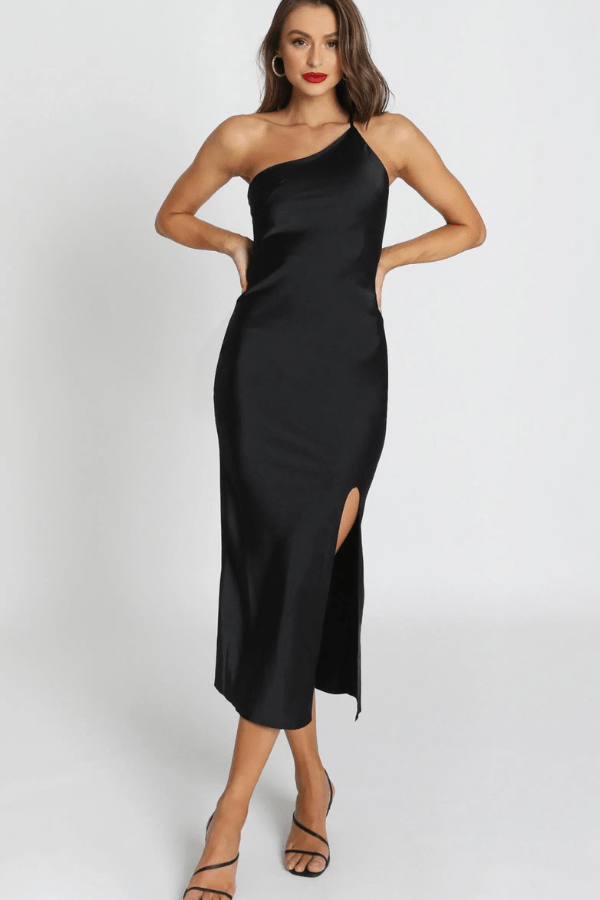 Robe maxi élégante avec dos nu et fente chic. 4