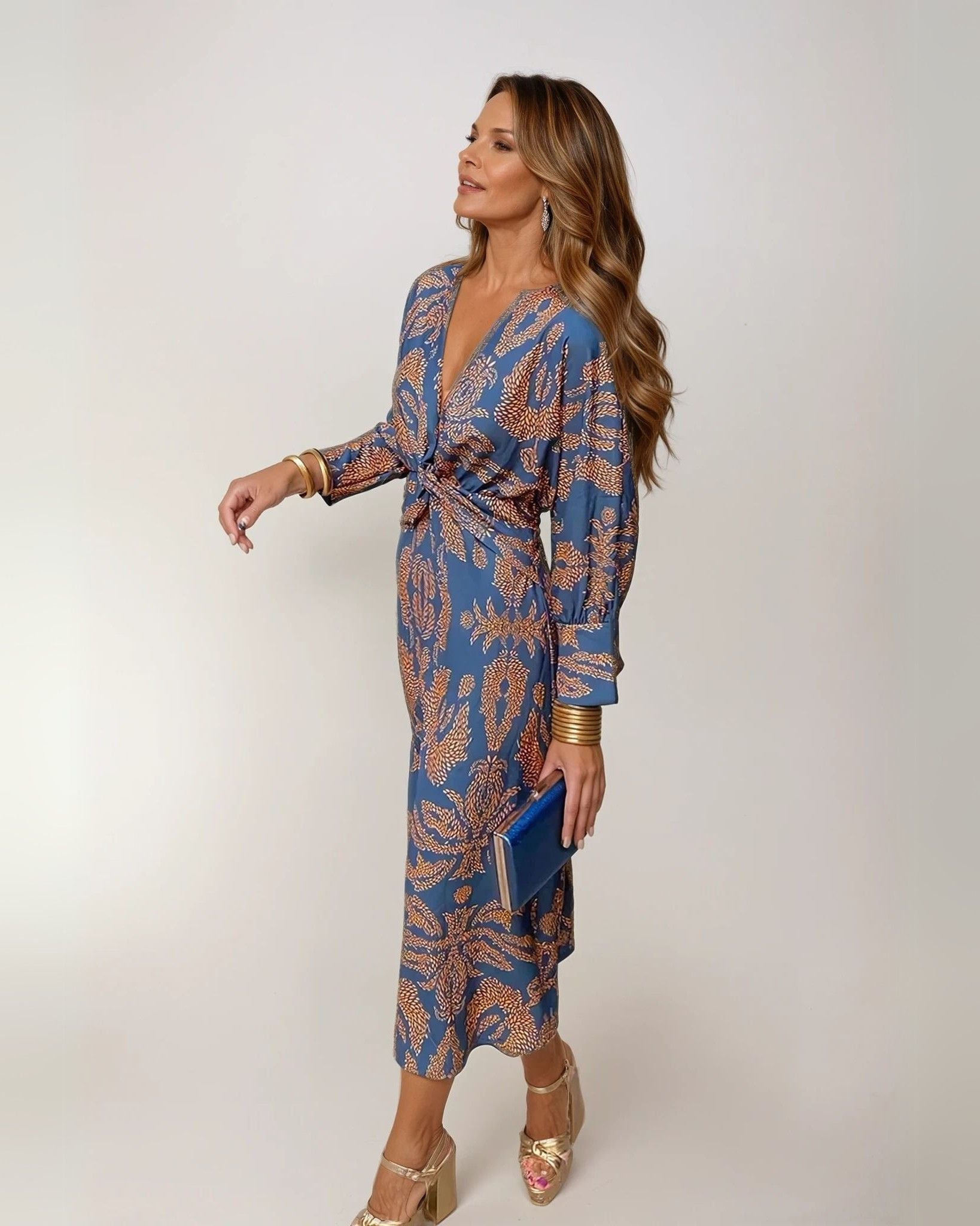 Robe mi-longue, silhouette fluide et élégante. - 1