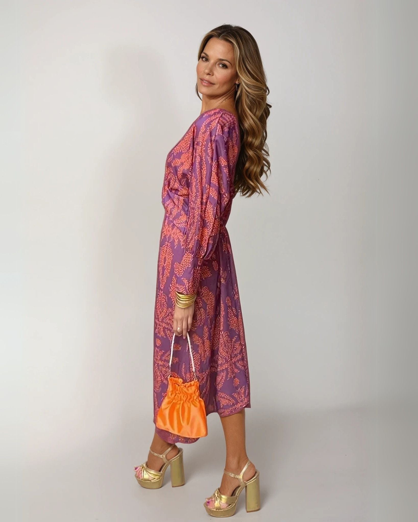 Robe mi-longue, silhouette fluide et élégante. - 6