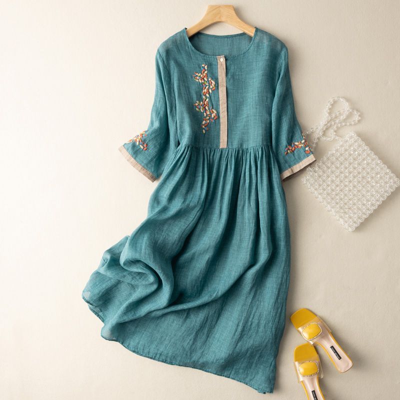 Robe mi-longue décontractée avec taille froncée et manches mi-longues. 0