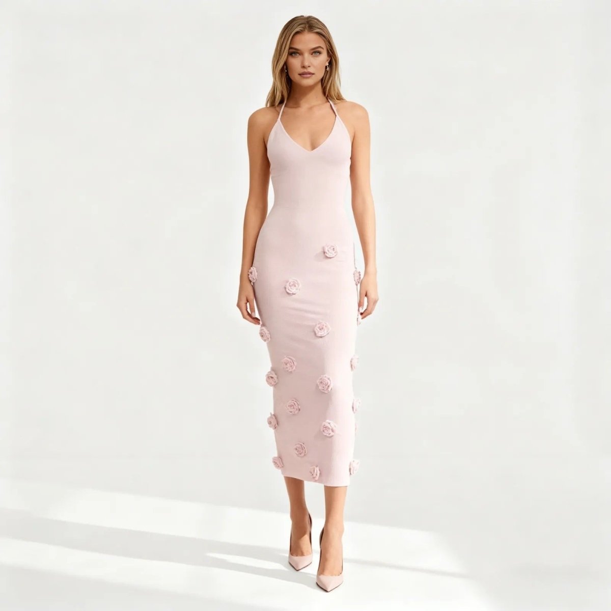 Robe midi élégante avec décolleté plongeant et dos ouvert à lacets. 1