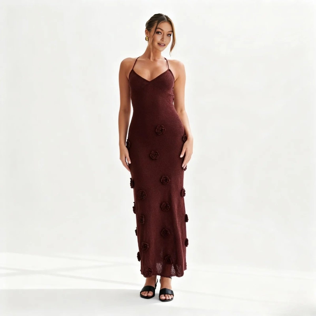 Robe midi élégante avec décolleté plongeant et dos ouvert à lacets. 11
