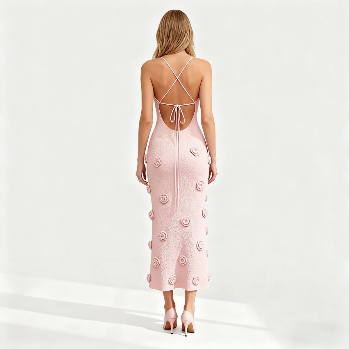 Robe midi élégante avec décolleté plongeant et dos ouvert à lacets. 3
