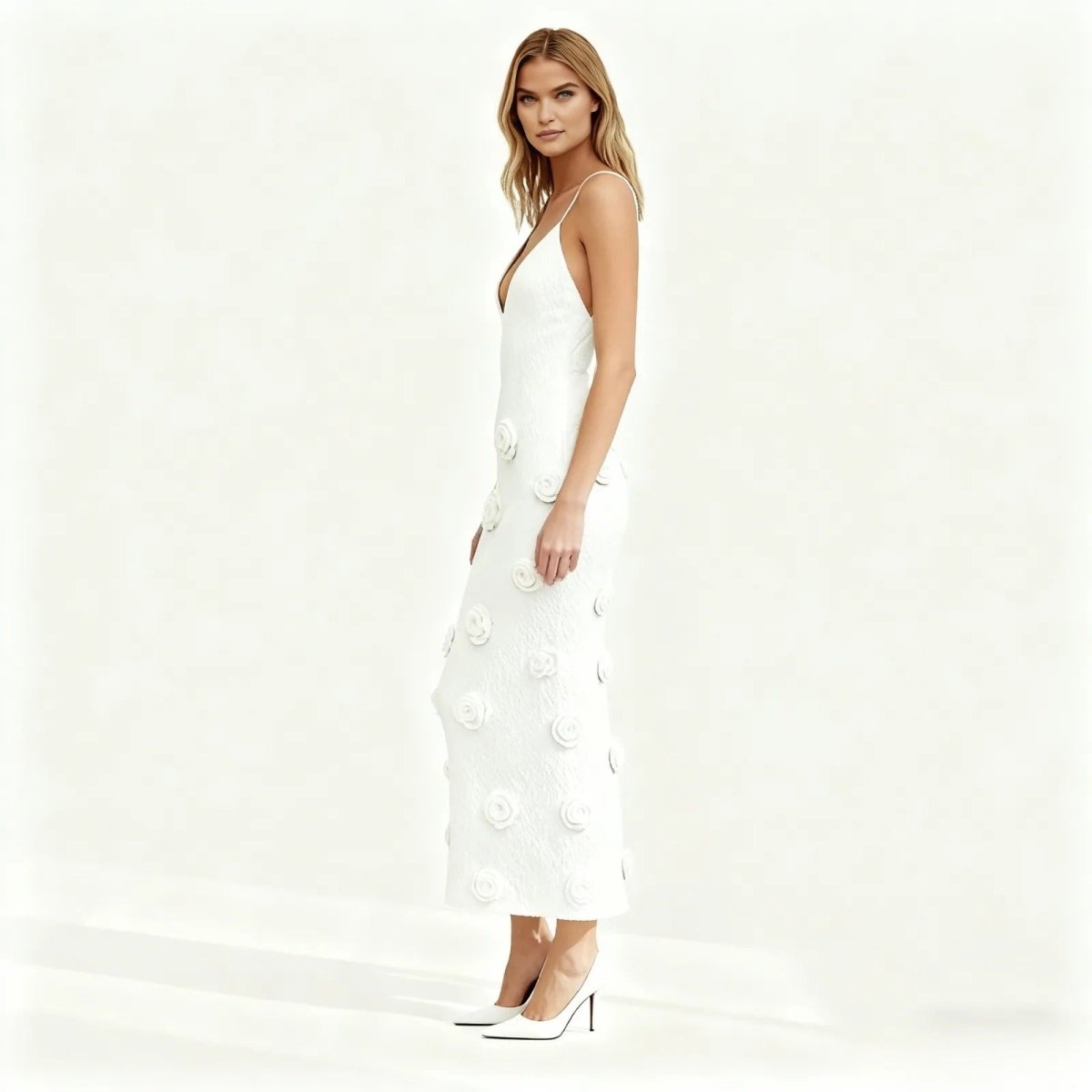 Robe midi élégante avec décolleté plongeant et dos ouvert à lacets. 7