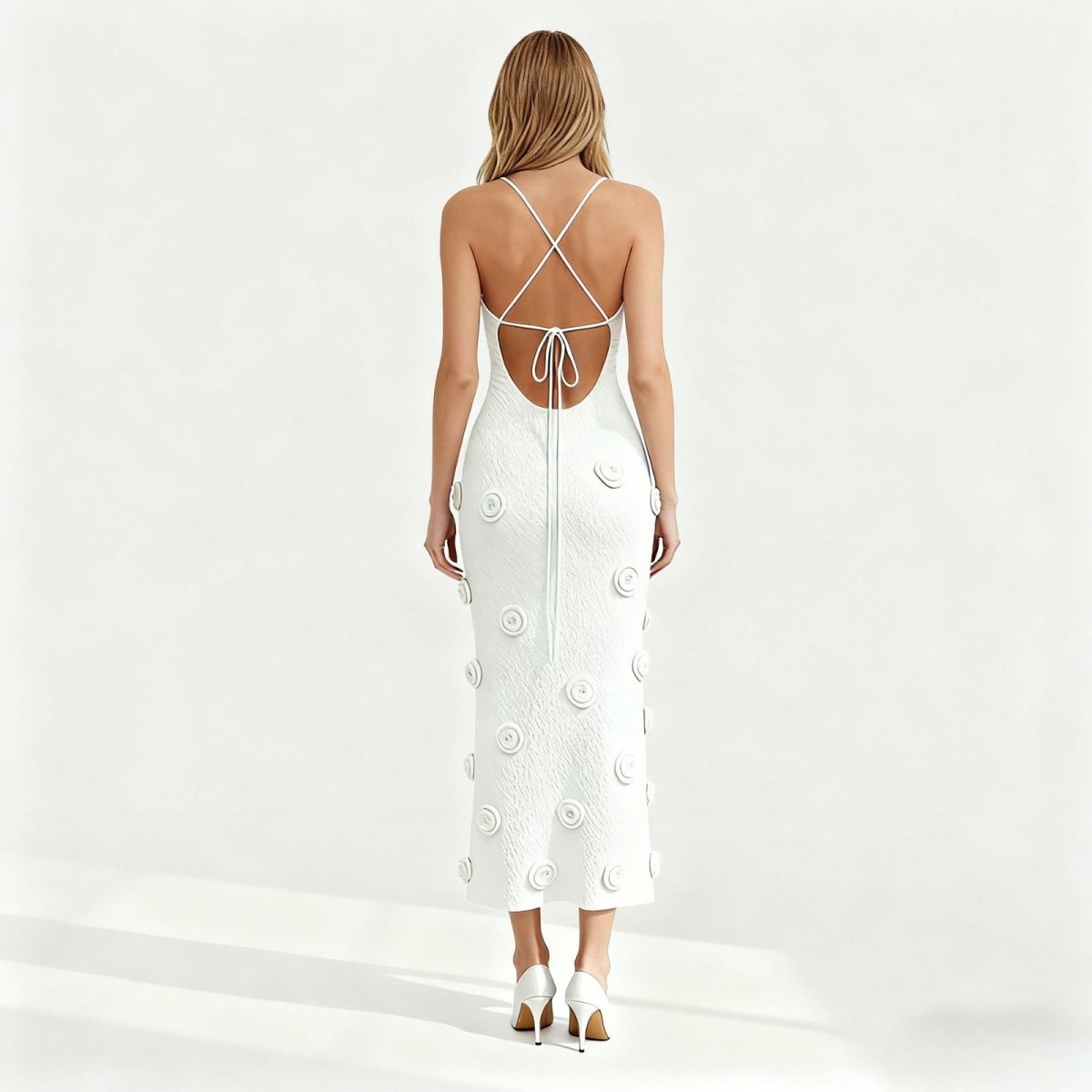 Robe midi élégante avec décolleté plongeant et dos ouvert à lacets. 8
