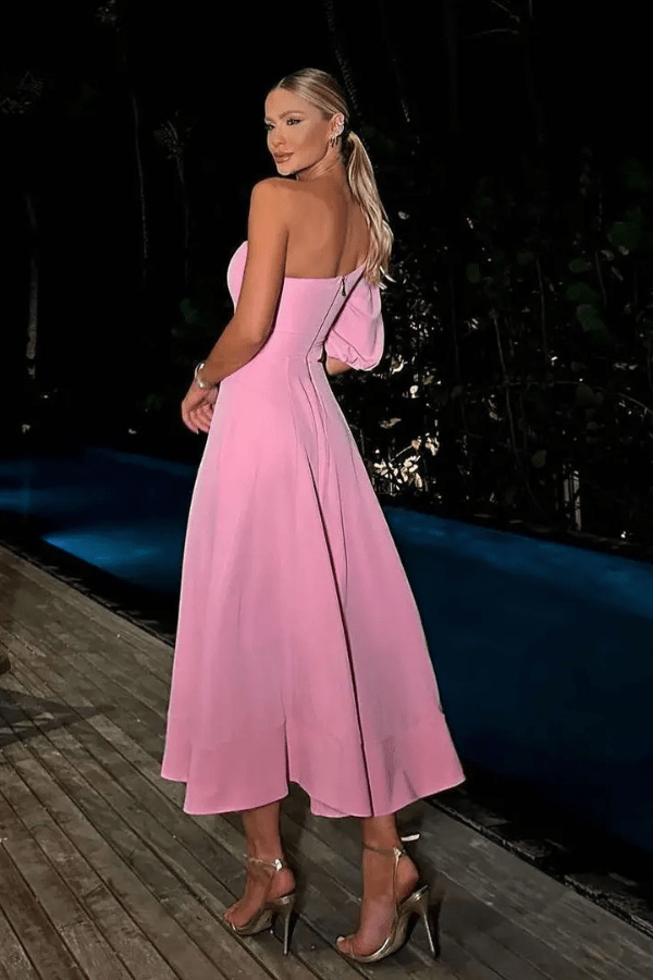 Robe midi élégante avec détails découpés et fleurs en 3D. 2