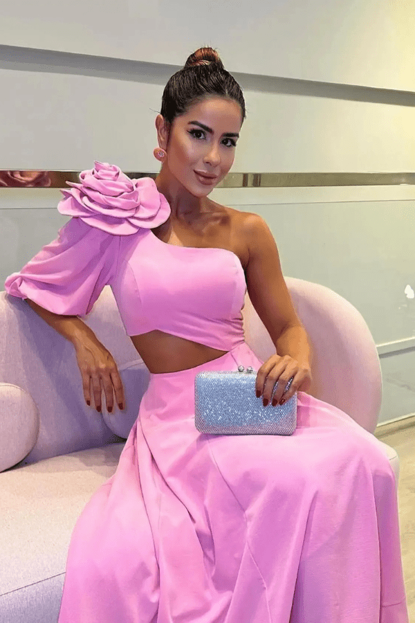 Robe midi élégante avec détails découpés et fleurs en 3D. 3
