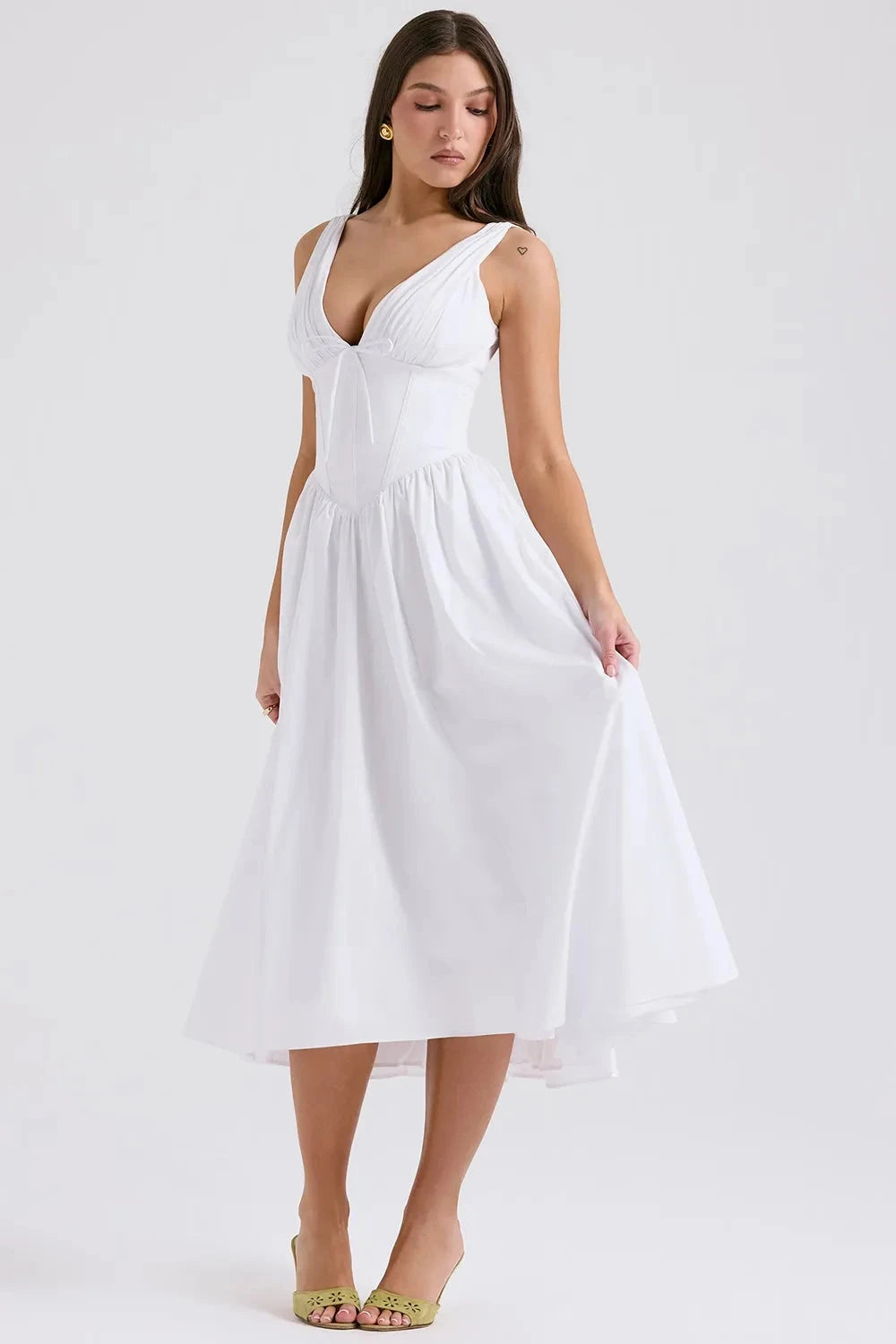 Robe midi élégante avec imprimés tropicaux audacieux. 2