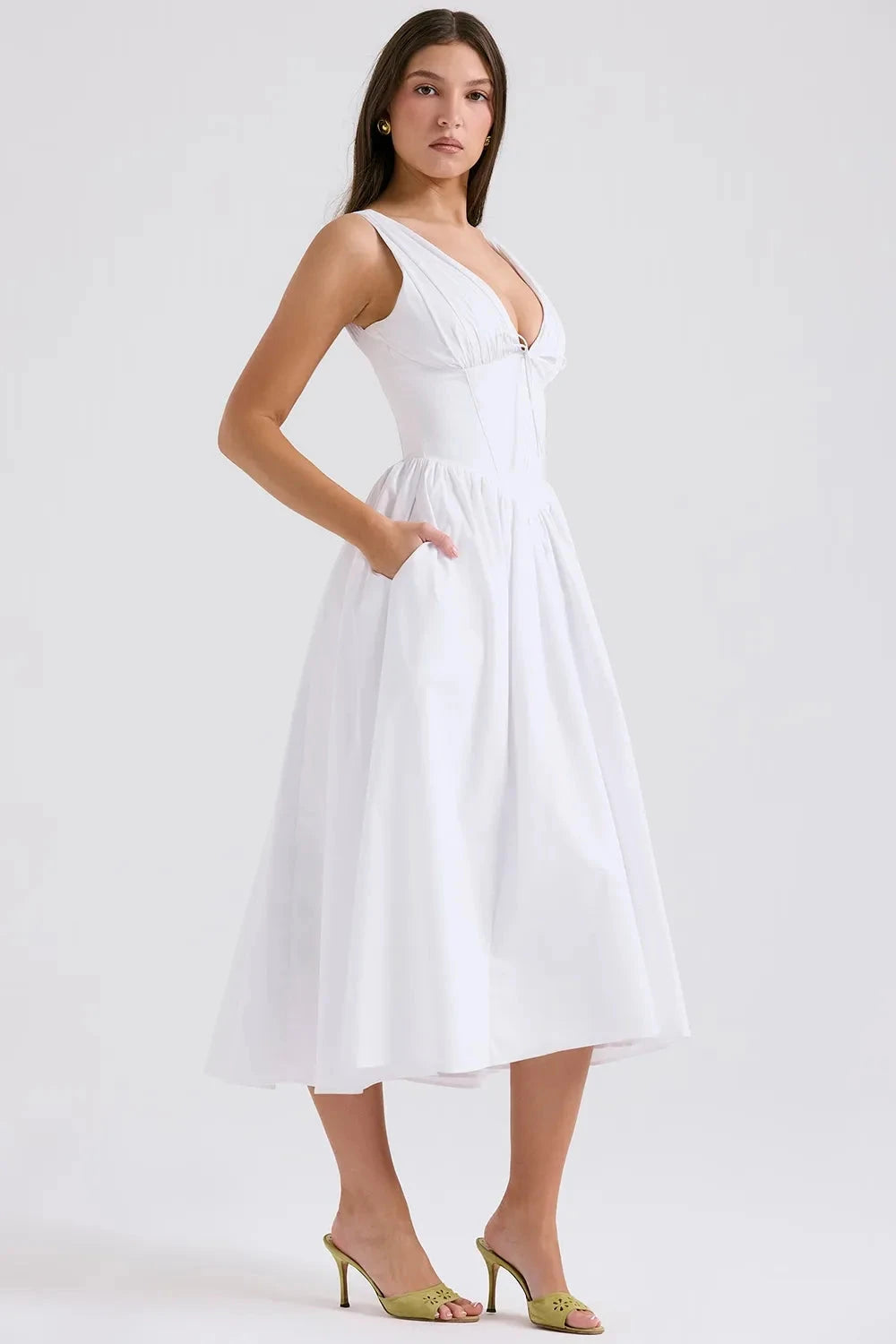 Robe midi élégante à imprimés tropicaux audacieux, idéale pour des occasions festives. - 4