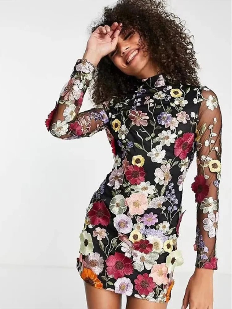 Robe mini à manches longues avec un dos nu séduisant. - 6