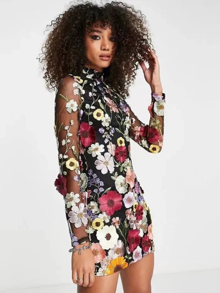 Robe mini à manches longues avec un dos nu séduisant. - 7