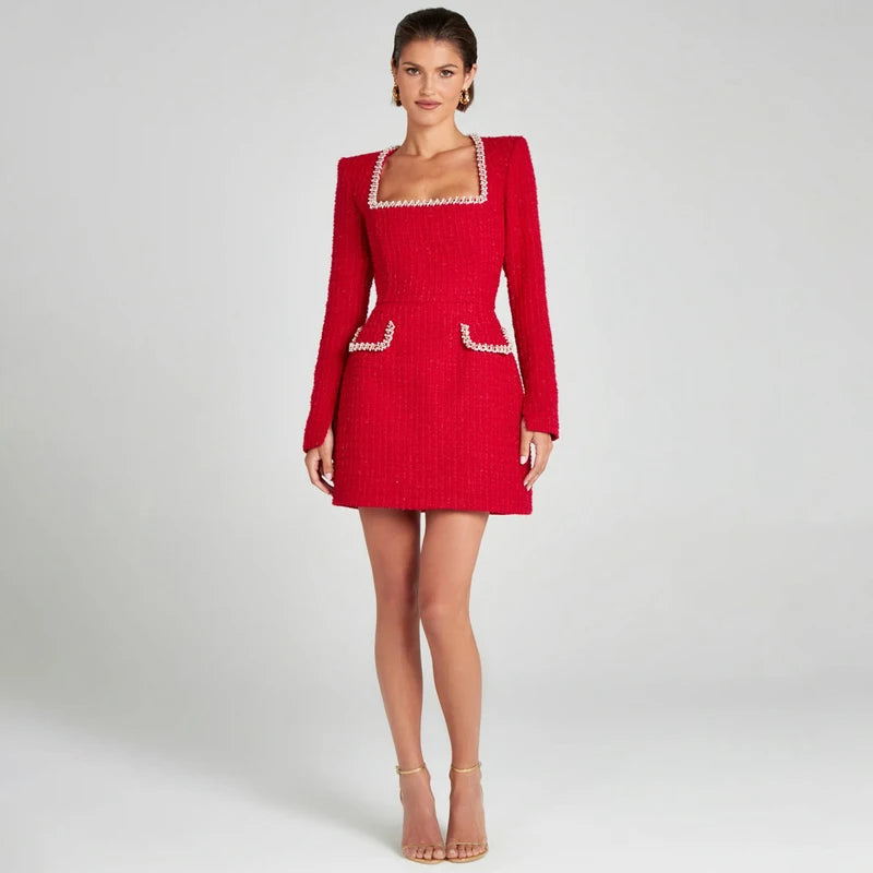 Robe mini élégante avec accents de perles et col en V. - 6