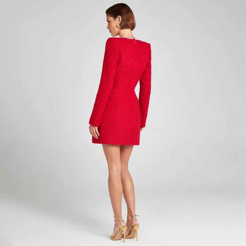 Robe mini élégante avec accents de perles et col en V. - 7