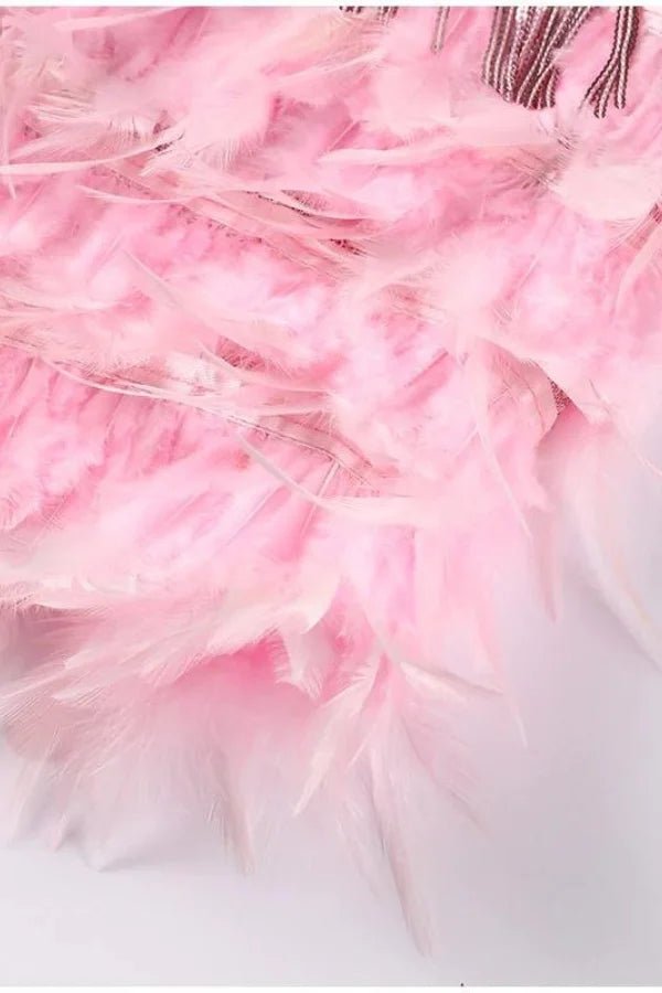 Robe mini élégante avec des sequins et des plumes. 11