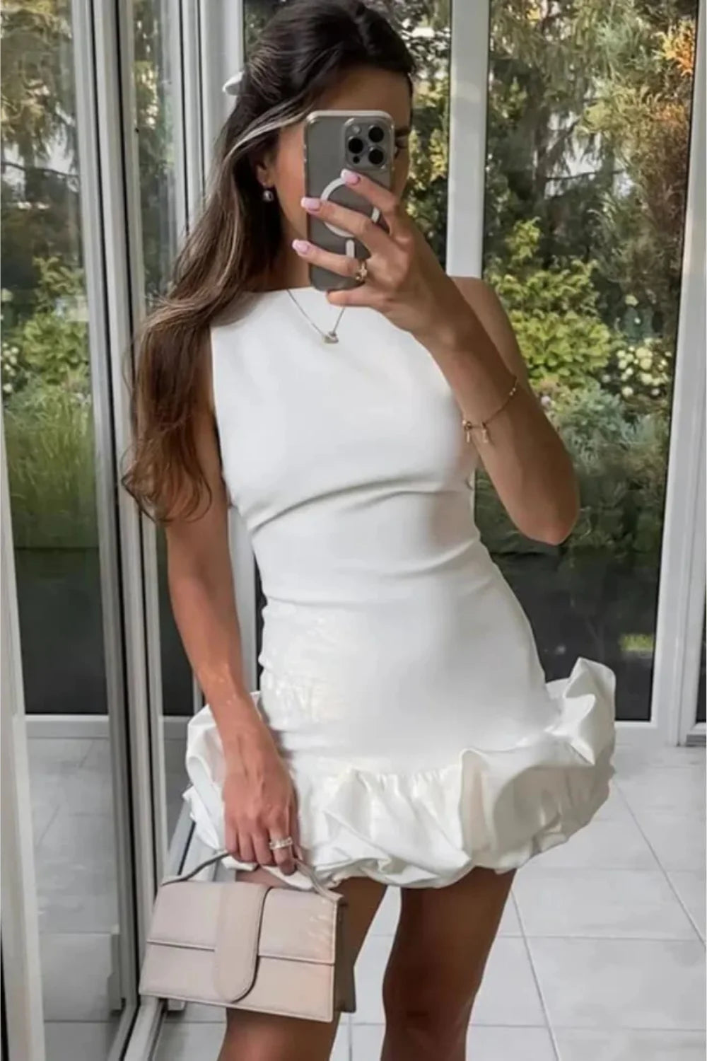 Robe mini élégante avec ourlet volumineux à bulles. 1
