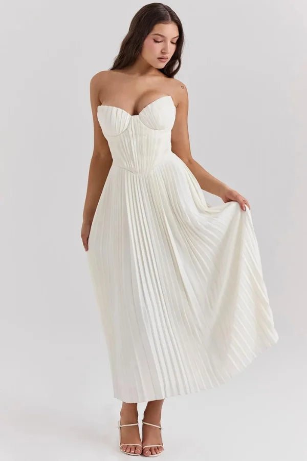 Robe plissée élégante avec décolleté en cœur et corsage structuré. 0
