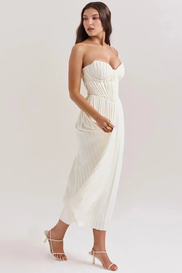 Robe plissée élégante avec décolleté en cœur et corsage structuré. 2