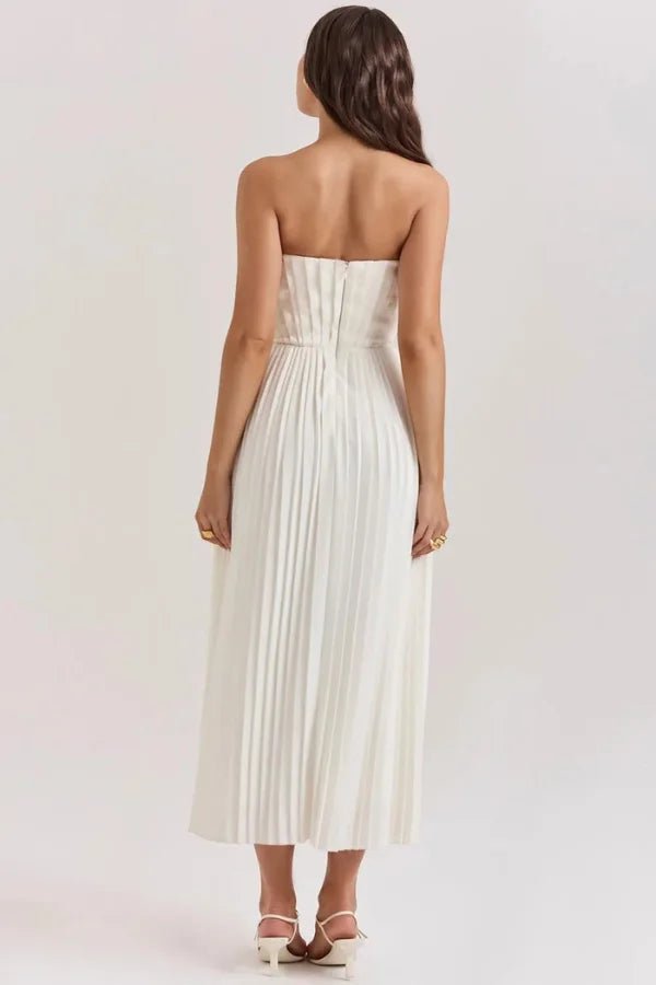 Robe plissée élégante avec décolleté en cœur et corsage structuré. 3