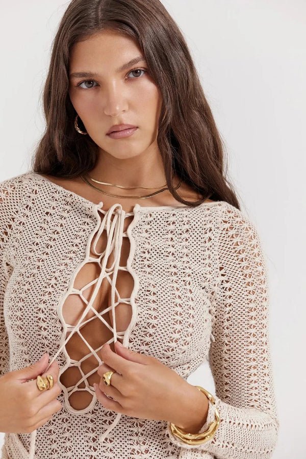Robe portefeuille femme, silhouette fluide avec décolleté audacieux, idéale pour une occasion élégante. - 4
