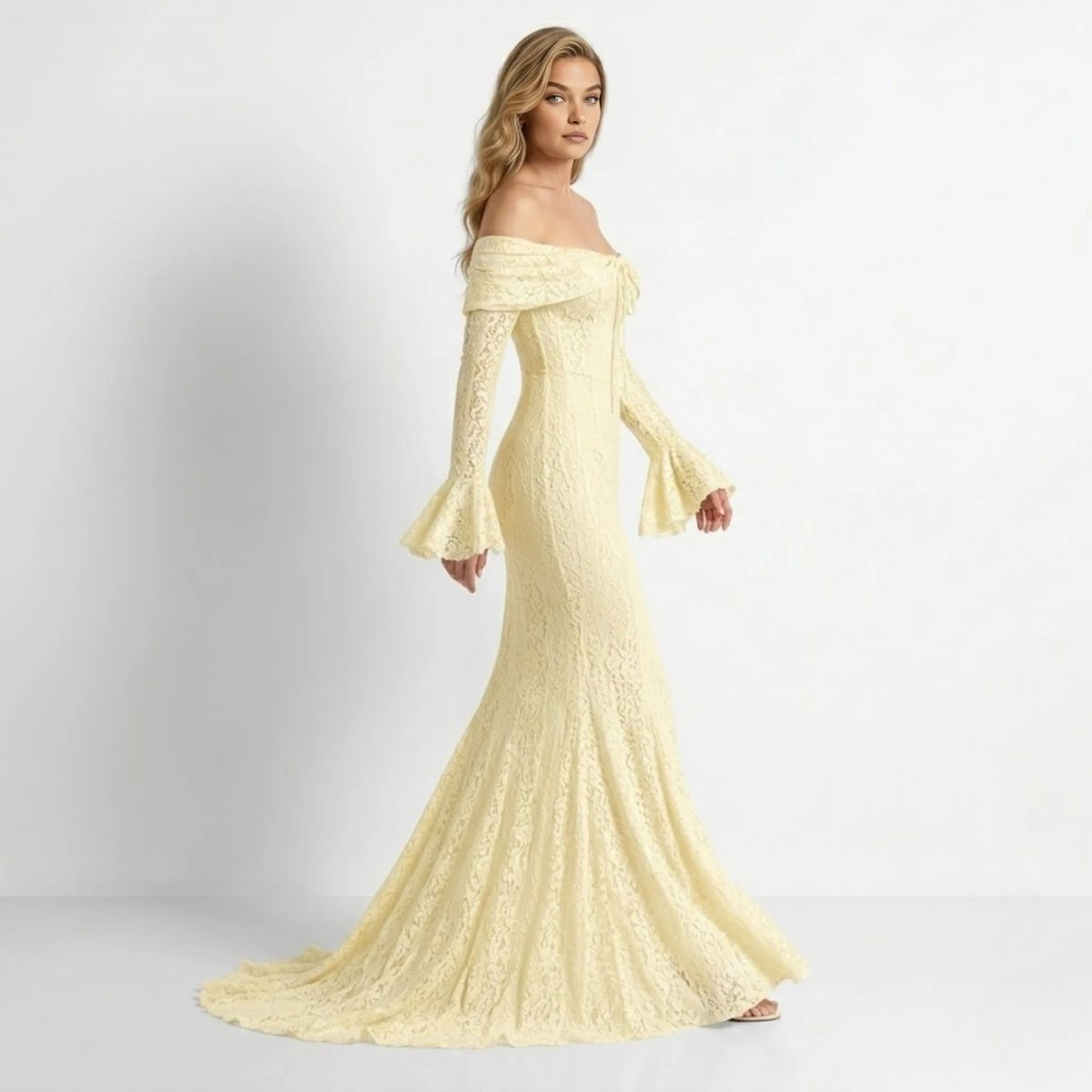 Robe sirène élégante avec encolure à épaules dénudées et manches cloche. 1
