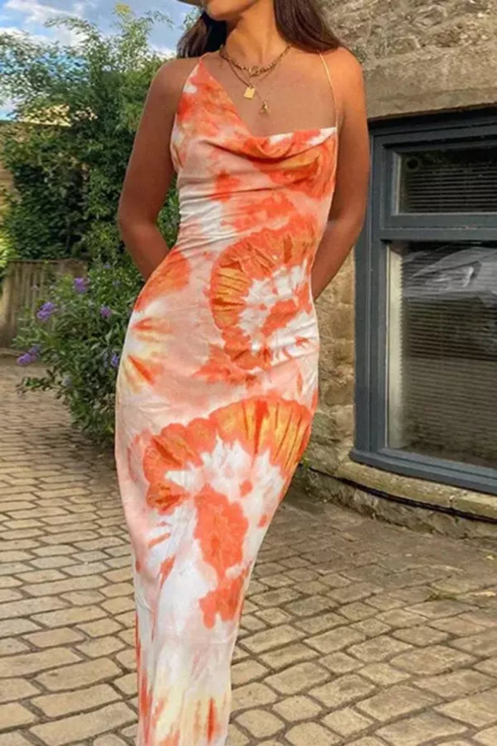 Robe tie-dye à silhouette fluide et décolleté bénitier. 0