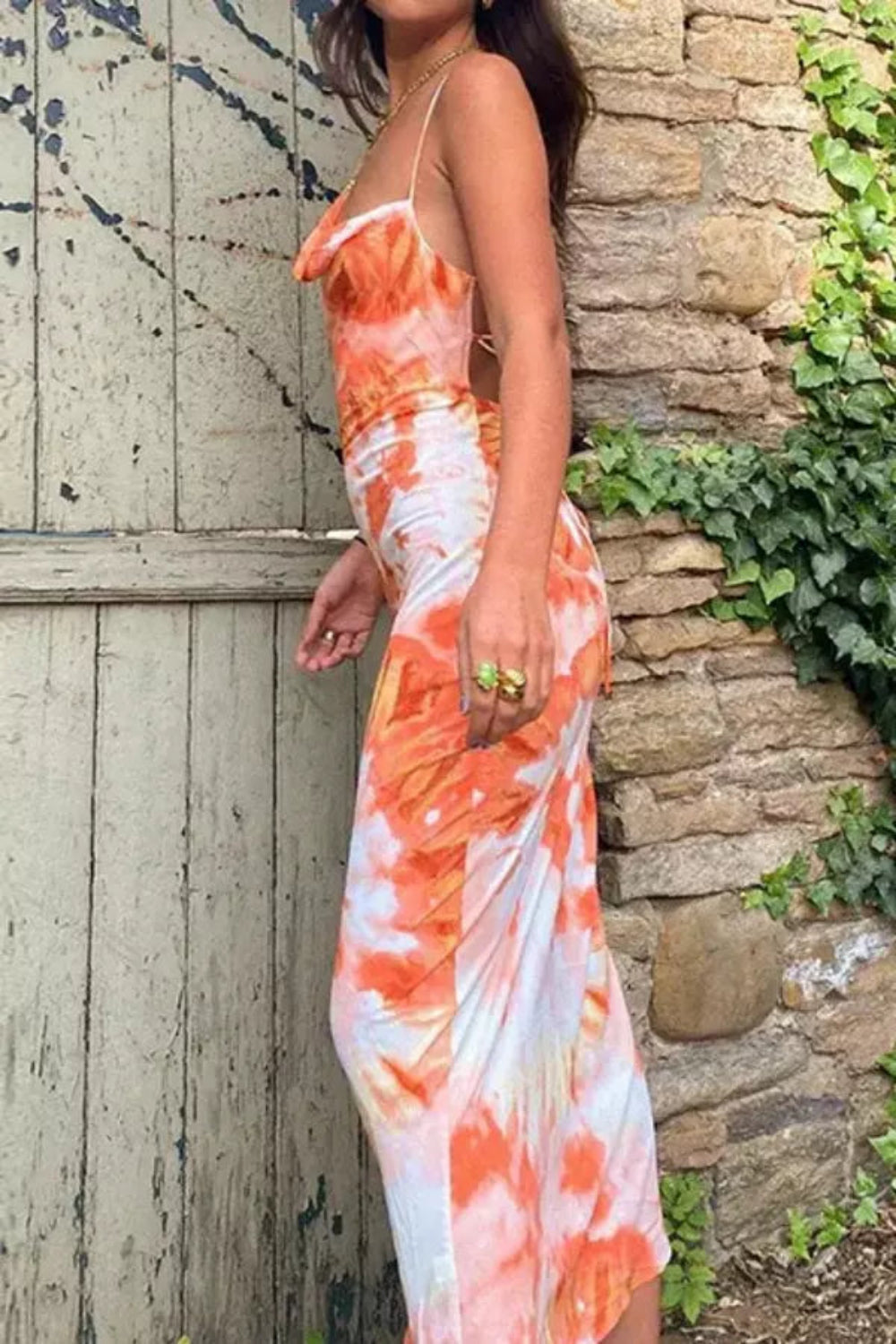 Robe tie-dye à silhouette fluide et décolleté bénitier. 2