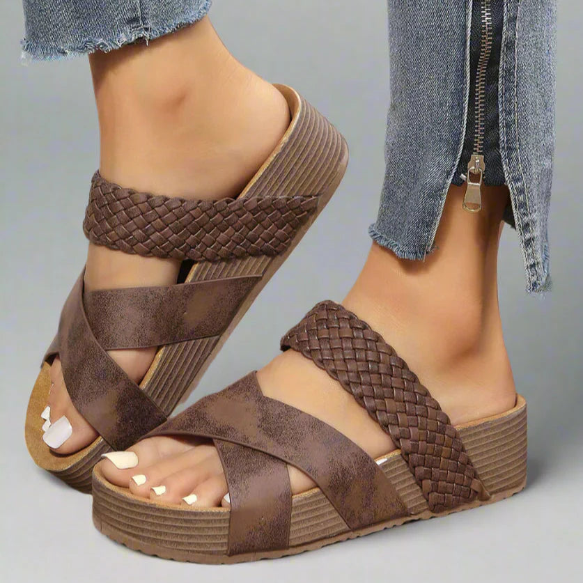 Sandales confortables au design ergonomique pour un style décontracté. 0