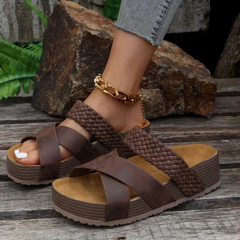 Sandales confortables au design ergonomique pour un style décontracté. 1