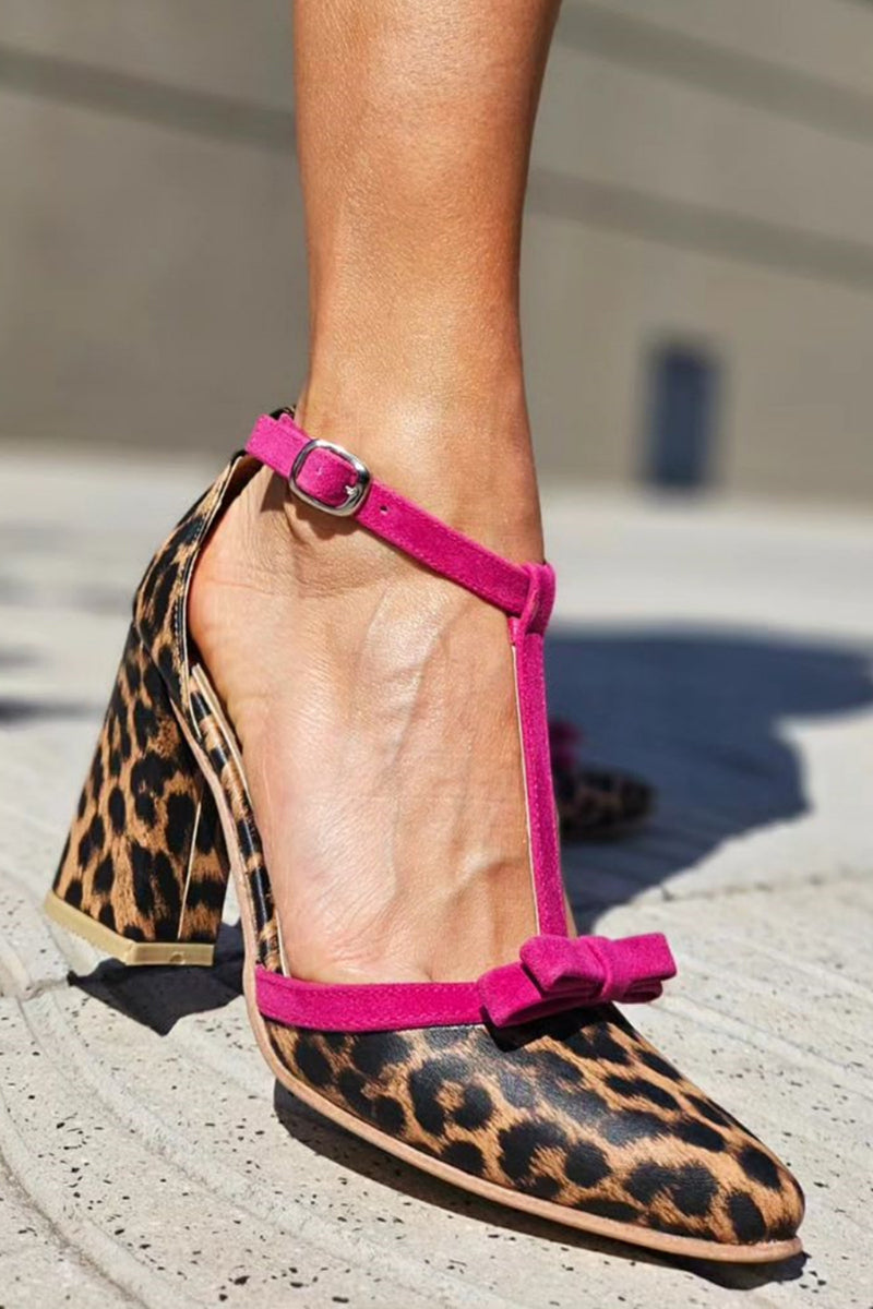 Sandales à talon aiguille, style audacieux avec imprimé léopard et accents colorés. 0
