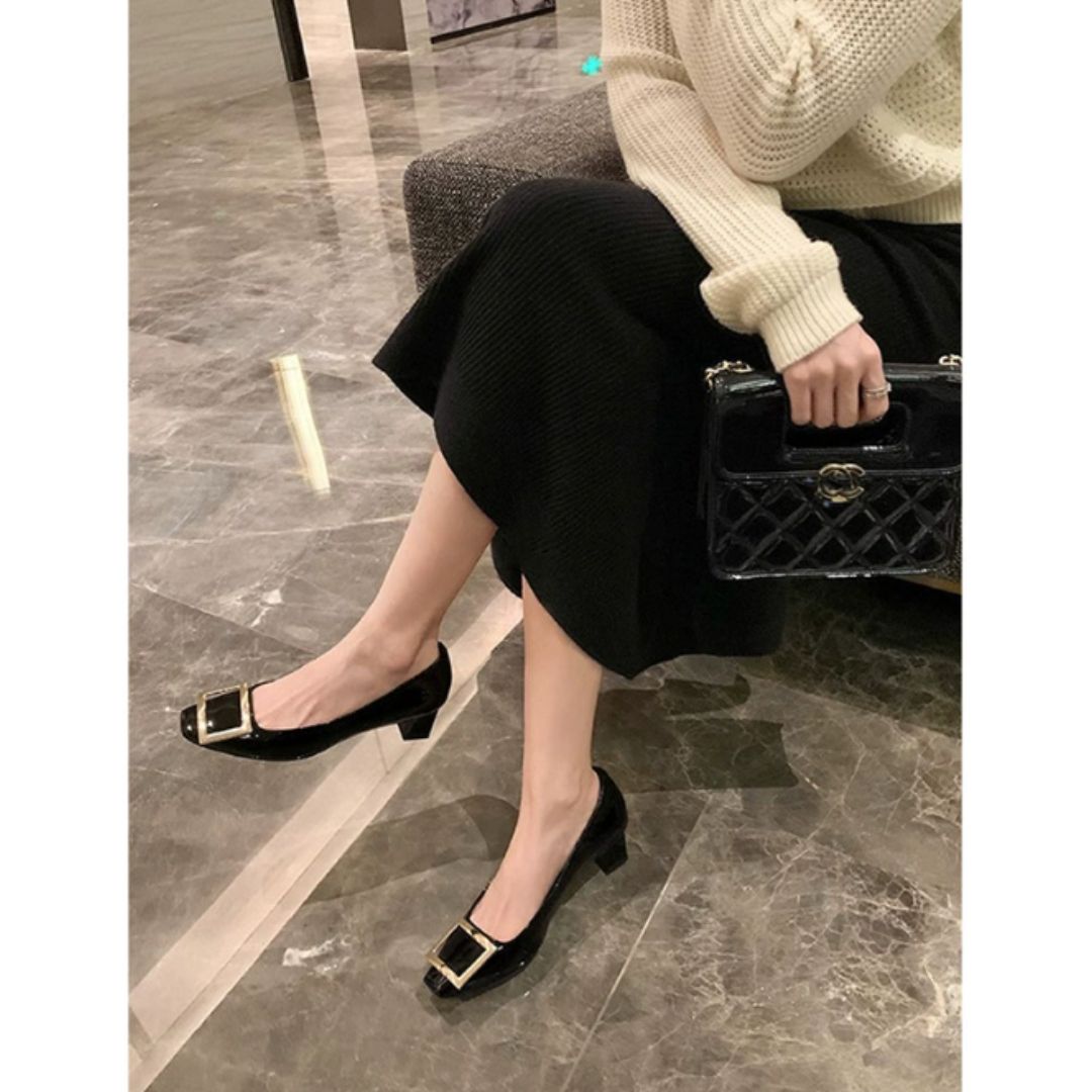 Sandales à talons élégantes avec un accent métallique chic. 2