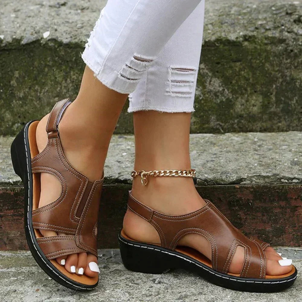 Sandales chic à talons, design moderne, parfaites pour des occasions décontractées ou habillées. 0
