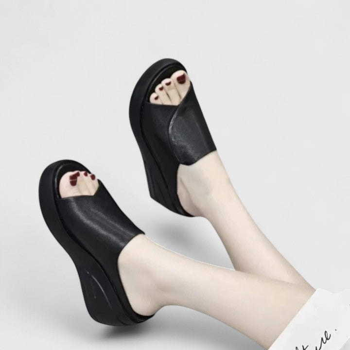 Sandales compensées élégantes, design raffiné pour une allure sophistiquée. 0