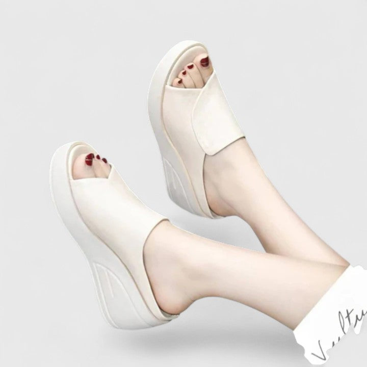 Sandales compensées élégantes, design raffiné pour une allure sophistiquée. 1