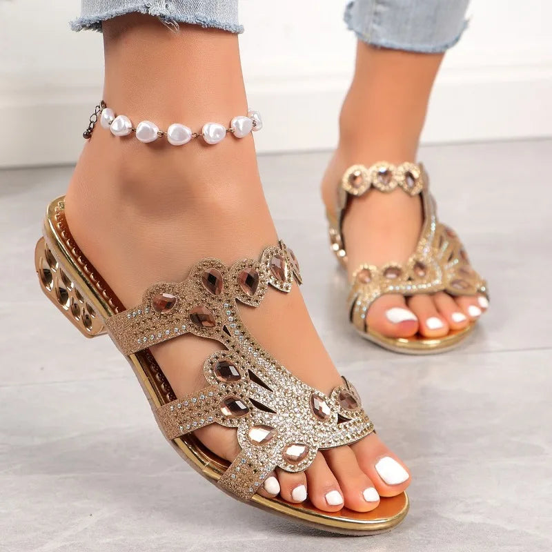 Sandales élégantes avec un design glamour et bretelles ajustables. 2