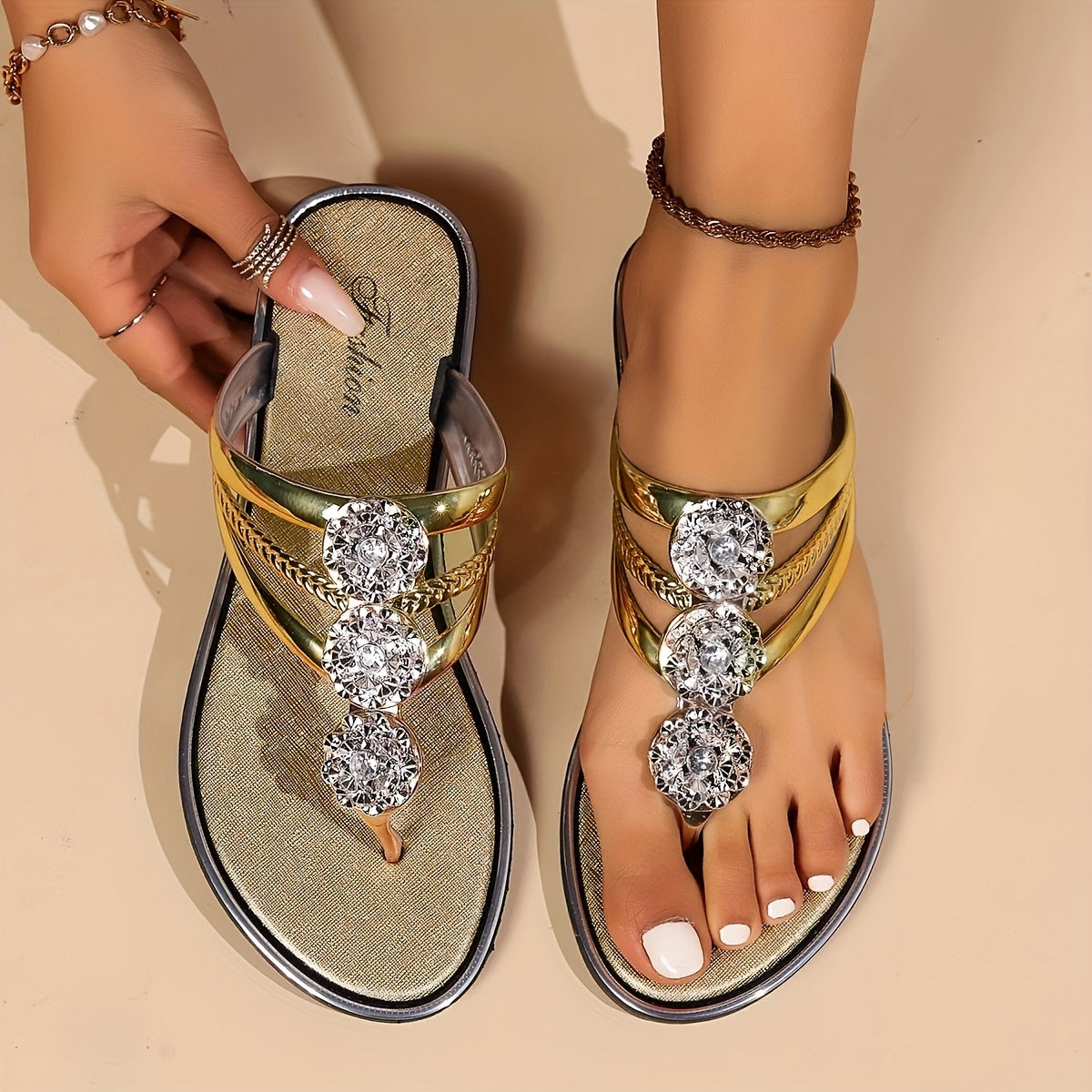 Sandales élégantes avec sangles ornées de strass. 2