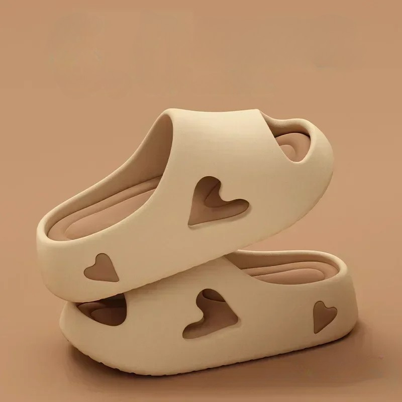 Tongs femme au design ludique en forme de cœur. 10