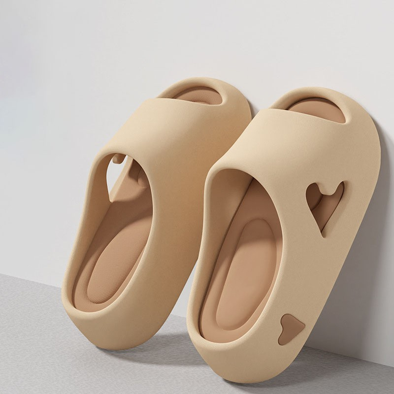 Tongs femme au design ludique en forme de cœur. 5
