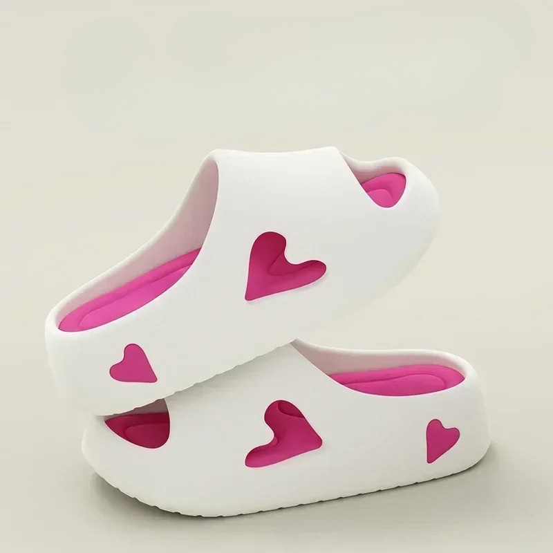 Tongs femme au design ludique en forme de cœur. 9